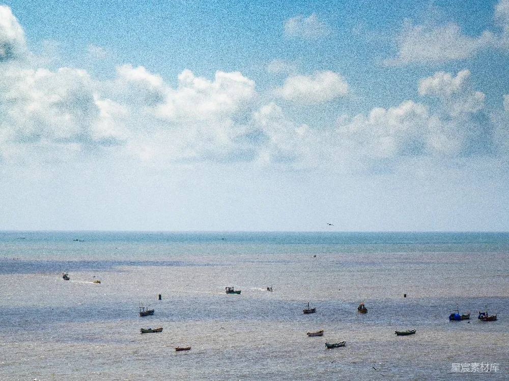 高清摄影 海景 自然风光 宁静 渔民生活 蓝天白云 海上散落的渔船