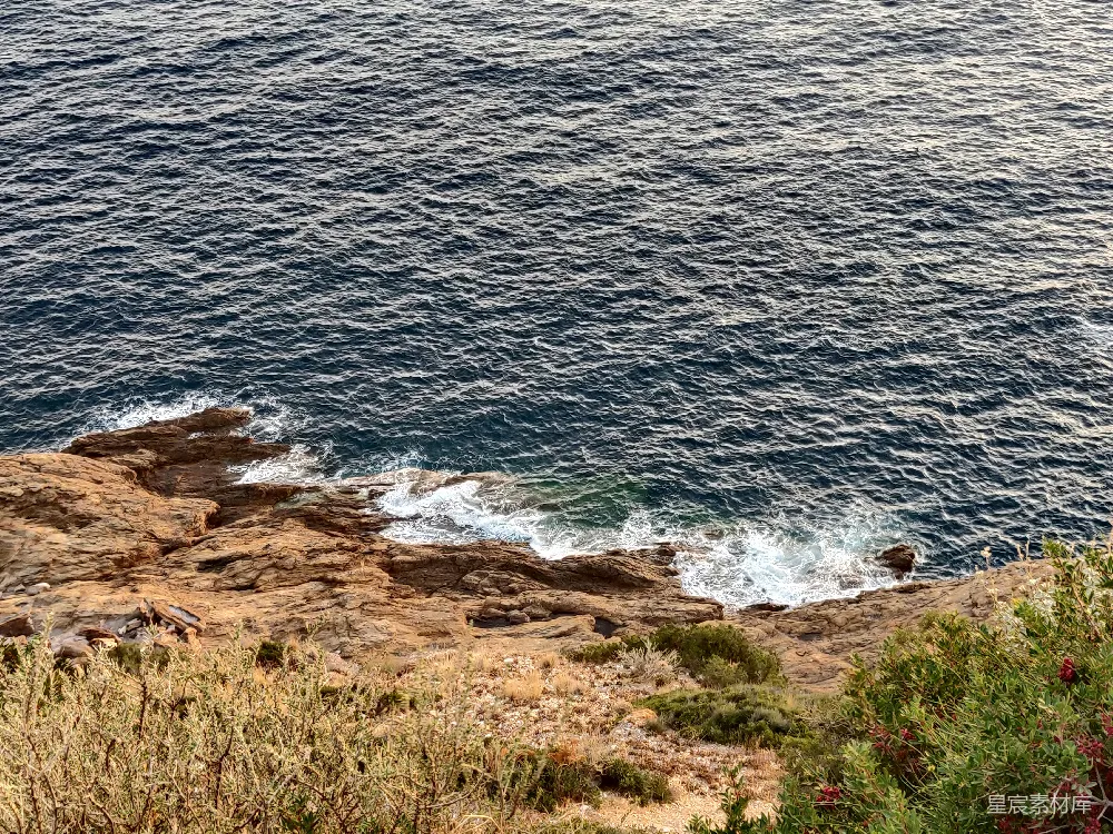 高清摄影 海岸 岩石 海浪 自然风光 宁静 海岸边的岩石与海浪