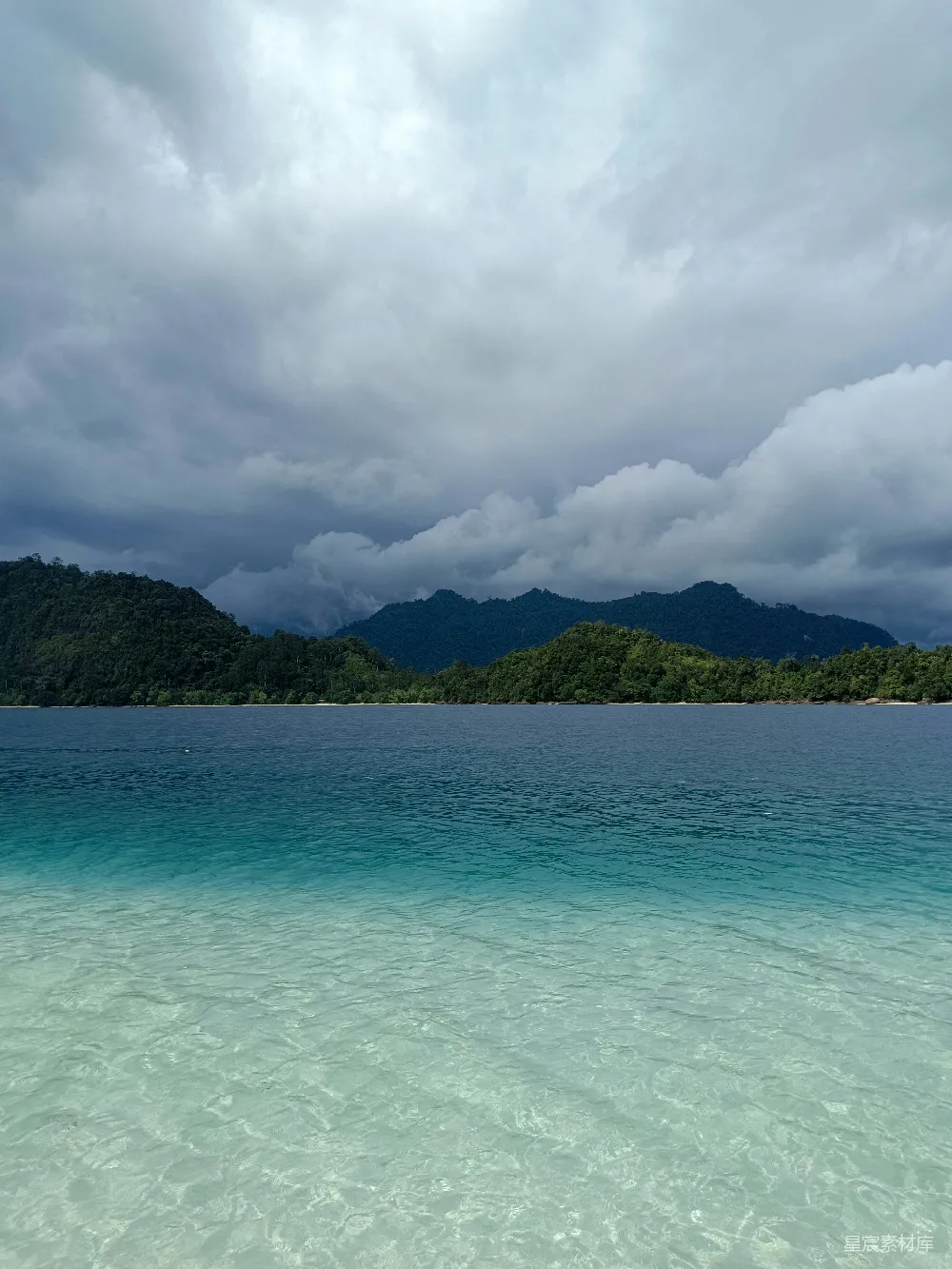 高清摄影 海滩 自然风光 宁静 天空 山脉 云海下的静谧海滩