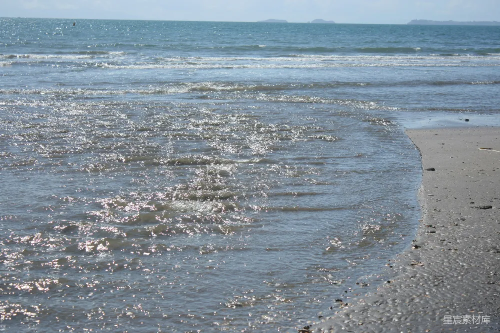高清摄影 海滩 自然风光 放松 海岸线 宁静 海浪轻拍沙滩