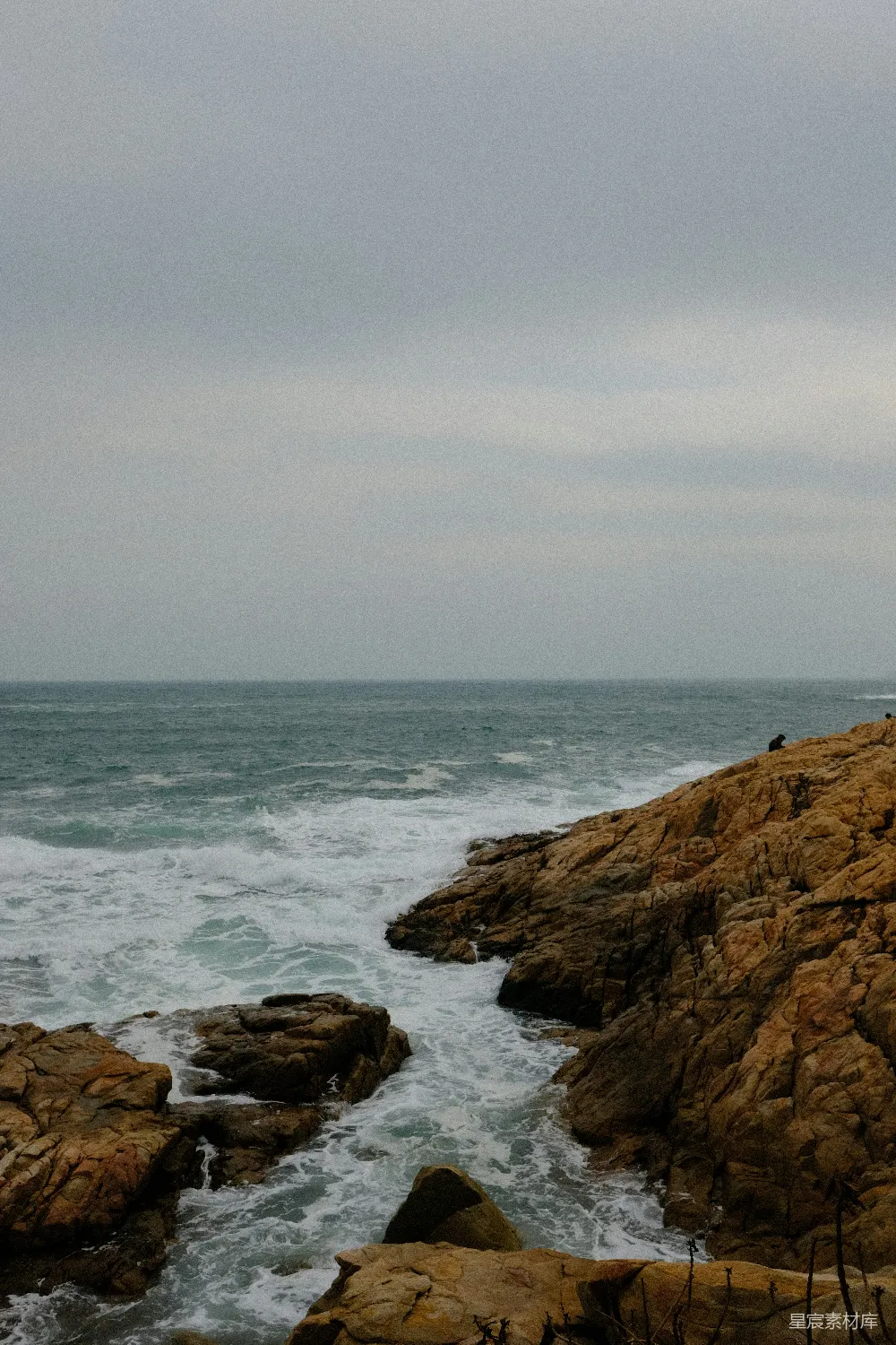 高清摄影 海岸线 岩石 海浪 宁静 自然 海岸线上的寂静时刻