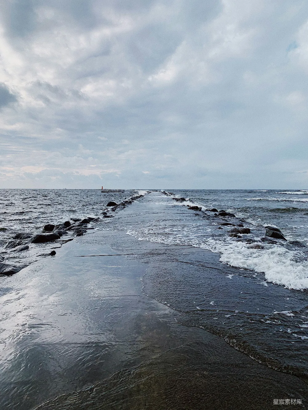 高清摄影 海景 海岸线 自然风光 宁静 海洋 海浪拍打的岩石海岸