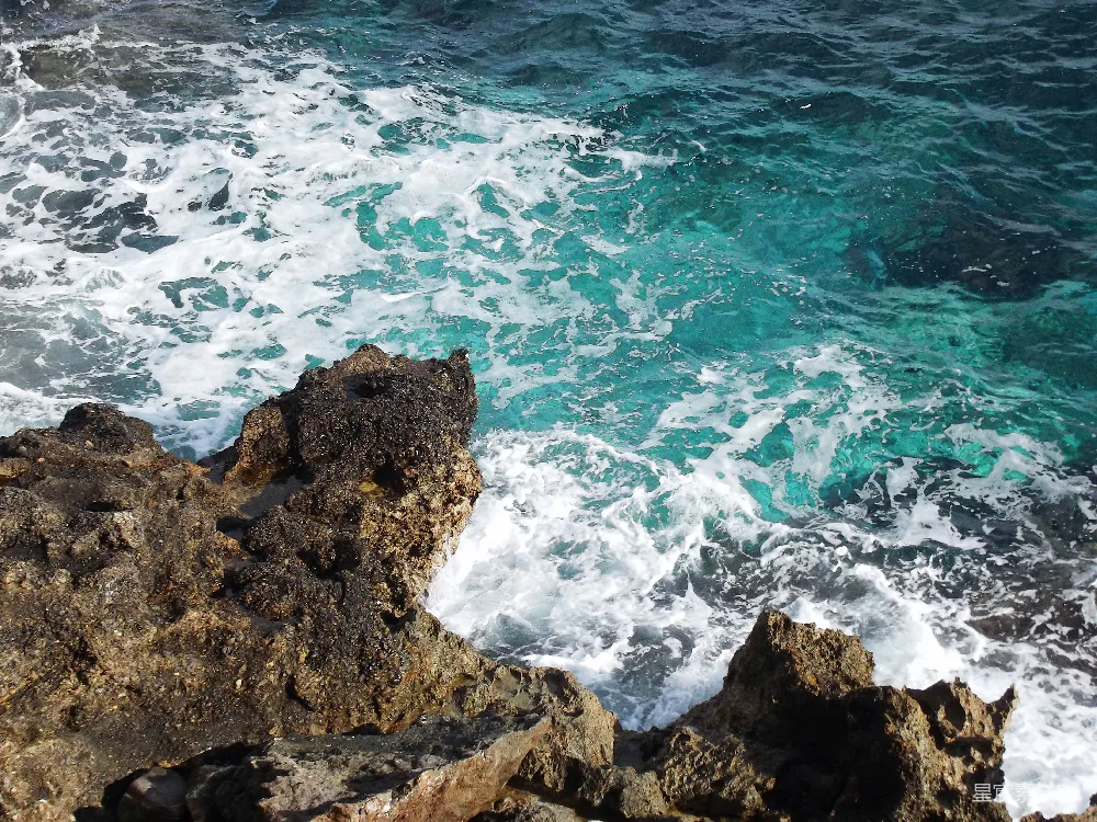 高清摄影 海洋 自然景观 动态 海岸线 户外 海浪拍打礁石