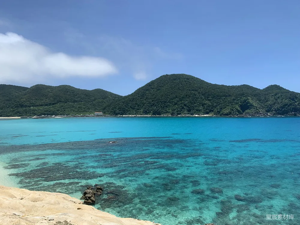 高清摄影 海滩 自然风光 度假胜地 热带岛屿 清澈海水 碧蓝海水与翠绿岛屿