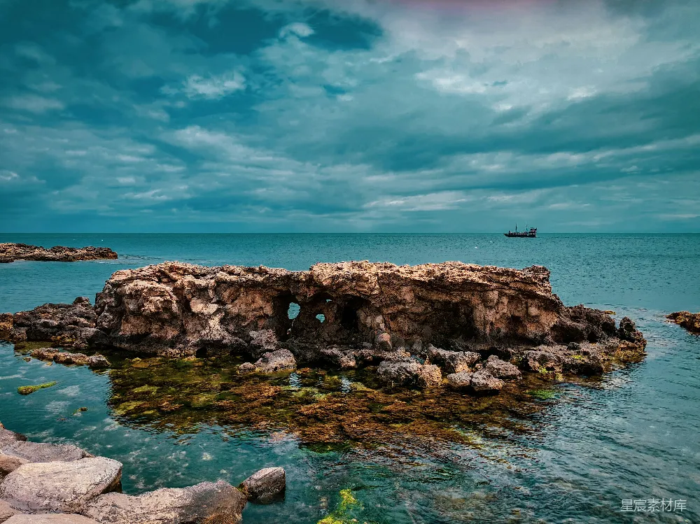 高清摄影 海景 岩石 帆船 宁静 自然 海上的孤岛与帆船