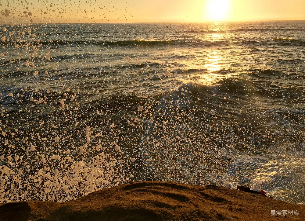高清摄影 日落 海浪 泡沫 自然 宁静 夕阳下的海浪泡沫