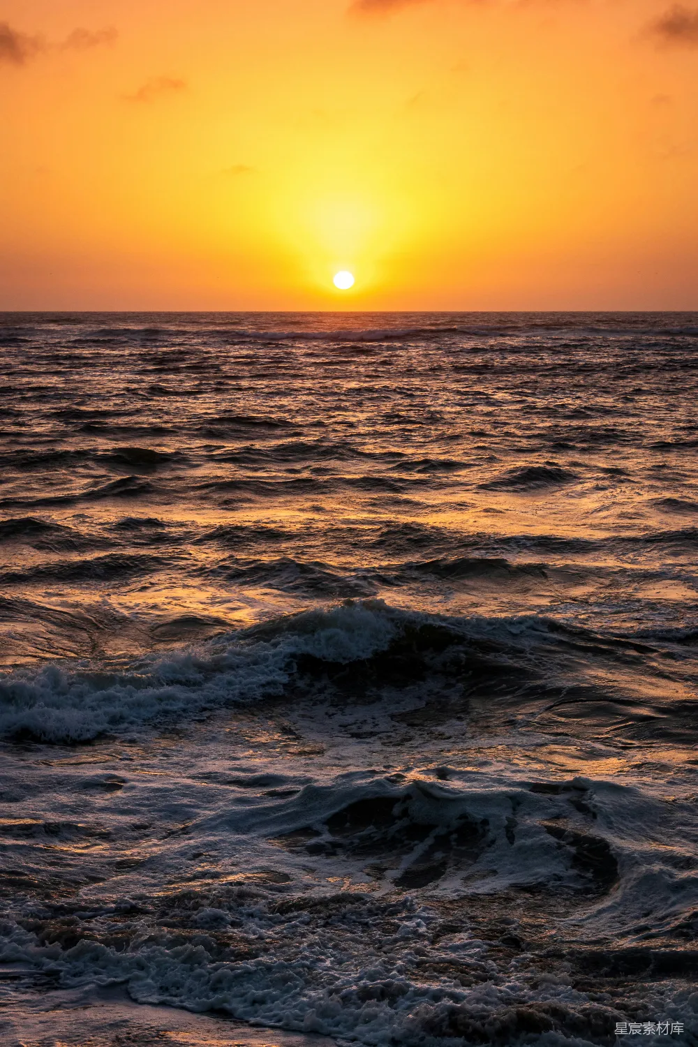 高清摄影 日落 海洋 自然景观 宁静 风景 夕阳下的海浪