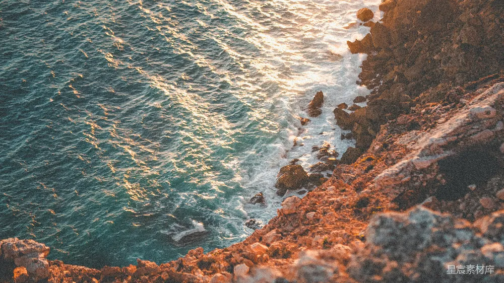 高清摄影 日落 海浪 岩石 自然风光 宁静 海浪拍打岩石的日落景色