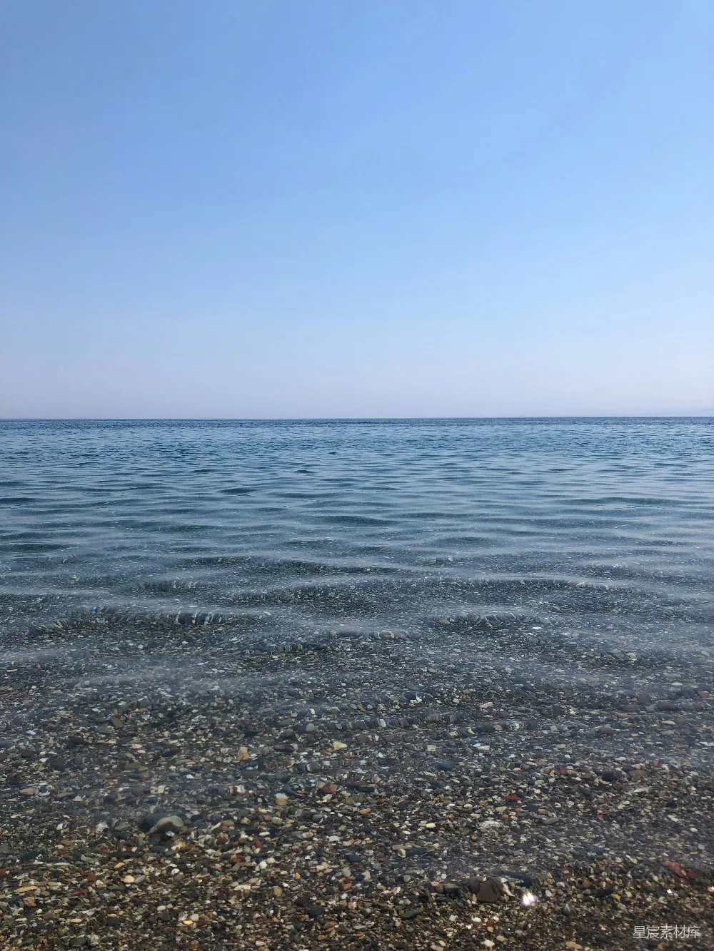 高清摄影 海滩 平静 自然 海岸线 自然风光 平静的海滩与波浪
