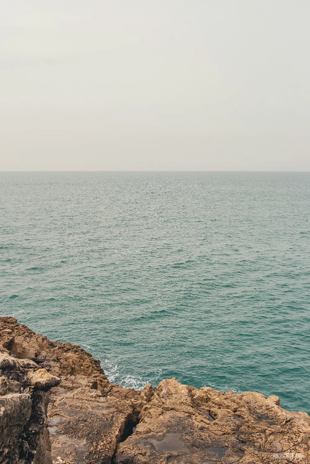 高清摄影 海岸 岩石 海景 宁静 自然 海岸边的岩石与宁静的海景