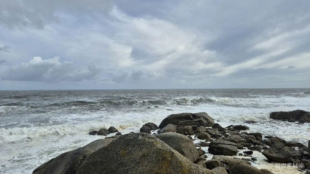 高清摄影 海岸线 风雨 岩石 自然风光 户外 风雨交加的海岸线