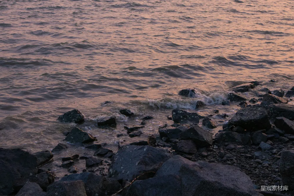 高清摄影 海浪 岩石 黄昏 自然 宁静 黄昏海浪拍打岩石