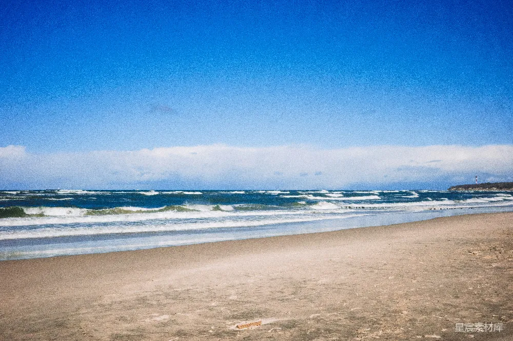 高清摄影 海滩 海浪 晴天 自然风光 度假 晴朗海滩上的海浪