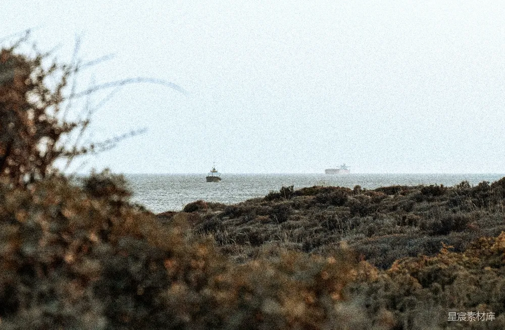 高清摄影 海洋 船只 自然风光 宁静 远景 远处的船只与海岸线