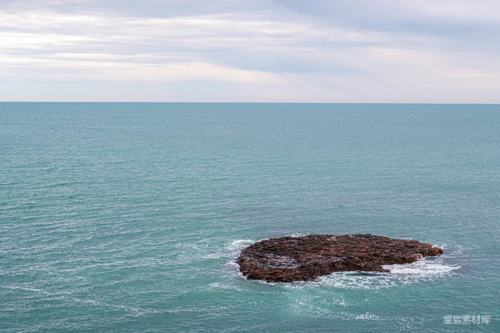 高清摄影 海洋 岩石 自然景观 宁静 海岸 海中的岩石岛