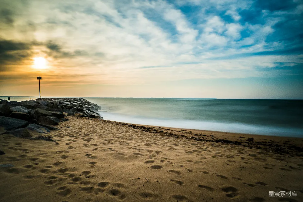 高清摄影 海滩 日落 宁静 自然 风景 日落海滩的宁静时刻