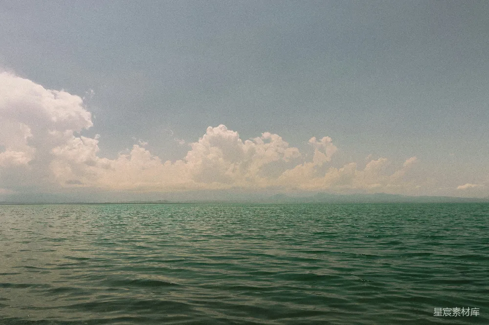 高清摄影 宁静 湖面 天空 自然 摄影 宁静的湖面与云层