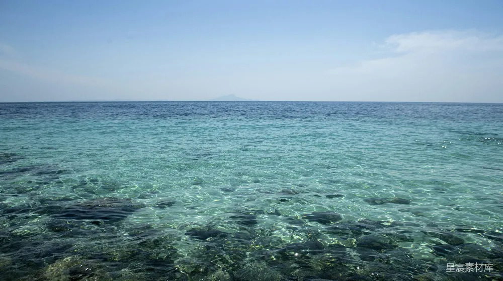 高清摄影 自然风光 清澈 宁静 海洋 风景 清澈的海水与远处的山