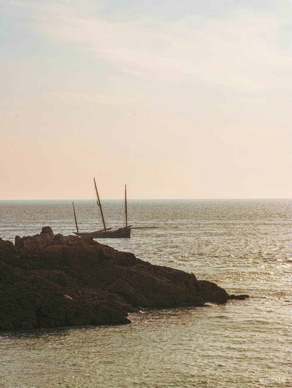 高清摄影 海景 宁静 自然 帆船 海岸 静谧的海岸：帆船与岩石