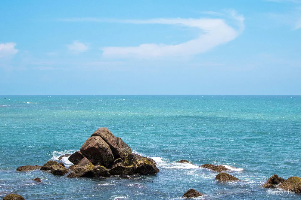 高清摄影 海滩 自然风光 海岸线 宁静 海浪 海边礁石与蔚蓝天空