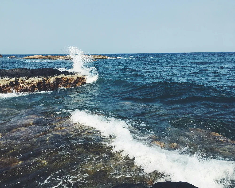高清摄影 自然风景 海洋 动态 海岸线 夏日 海浪拍打岩石