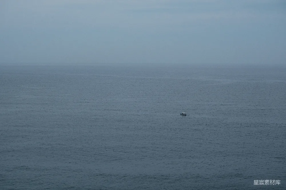 高清摄影 海景 宁静 孤独 航拍 自然 静谧的海上独舟