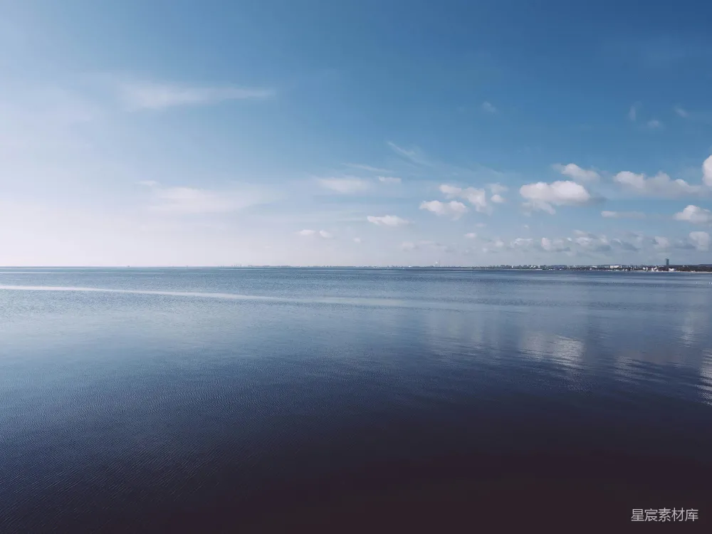 高清摄影 自然风光 宁静 湖景 蓝天白云 户外 宁静的湖面与蓝天白云