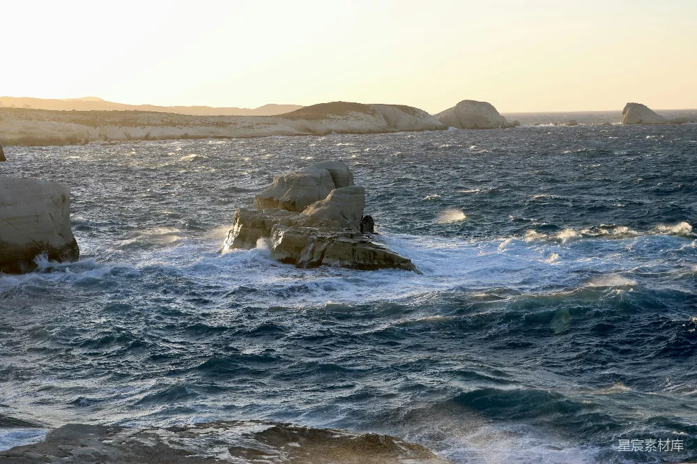 高清摄影 海景 自然风光 清晨 海岸线 岩石 海浪拍打岩石的清晨