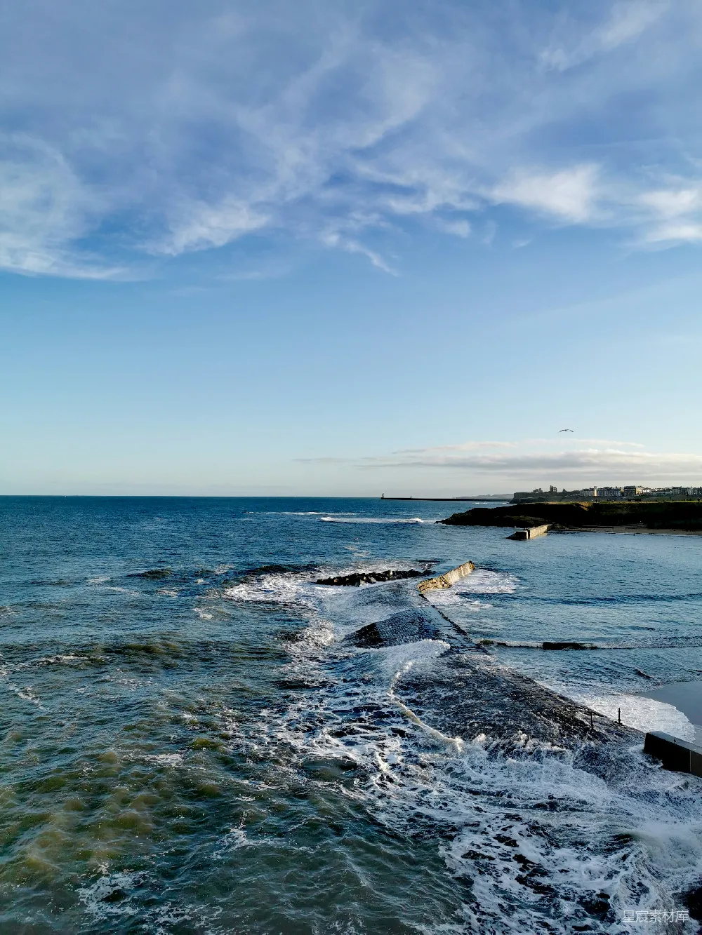 高清摄影 海岸 波浪 天空 自然风光 休闲 海岸边的波涛与天空