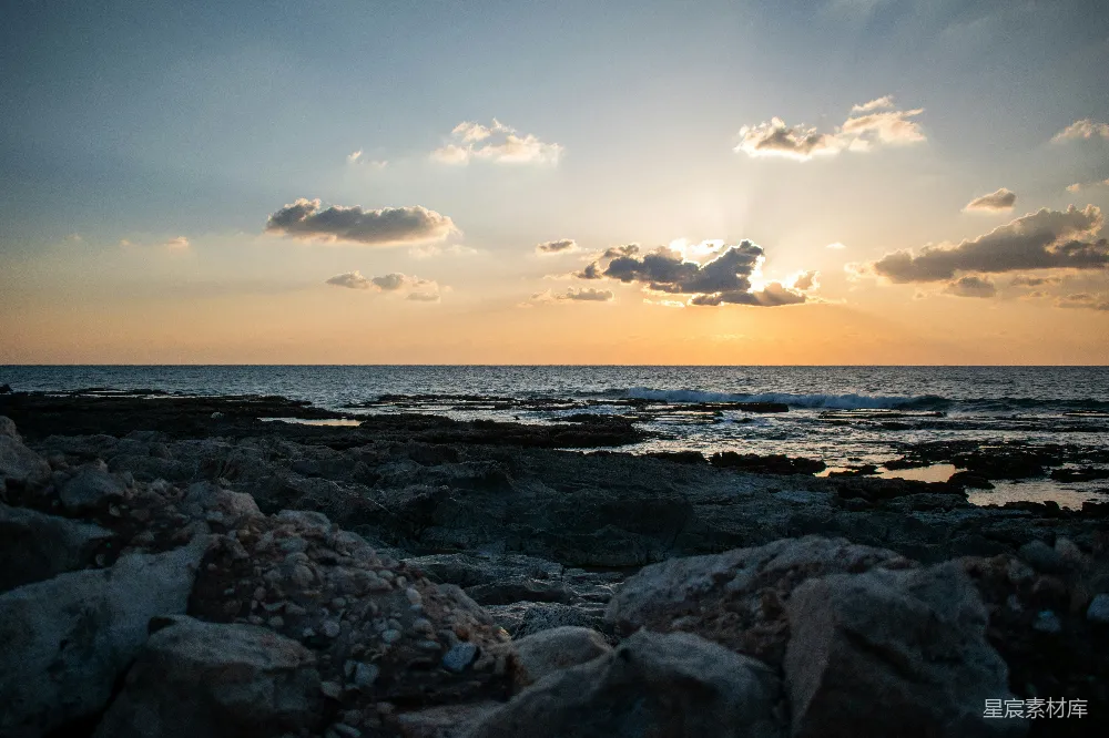 高清摄影 日落 海岸 岩石 自然风光 宁静 日落时的岩石海岸