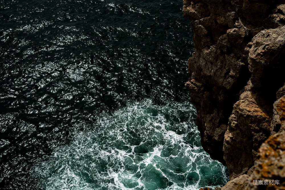 高清摄影 海洋 岩石 自然景观 海浪 海岸 悬崖边的海浪