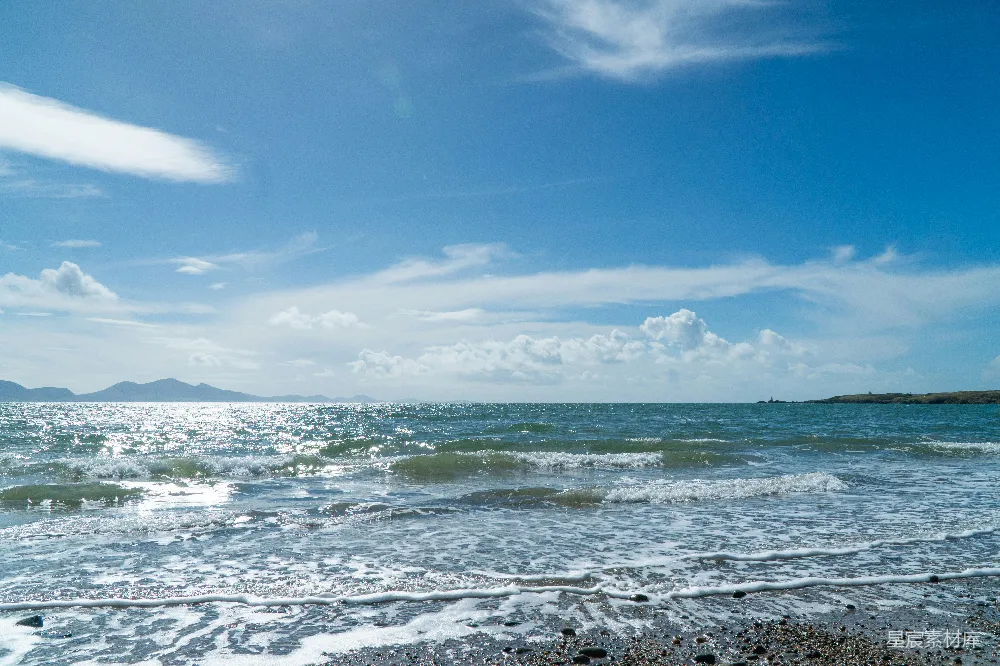 高清摄影 海滩 海洋 自然风光 蓝天 海浪 海滩上的波浪与蓝天
