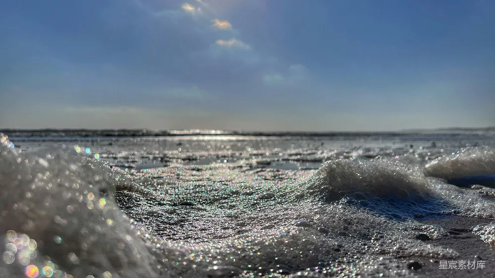 高清摄影 海滩 自然风光 阳光 泡沫 放松 阳光下的海浪泡沫