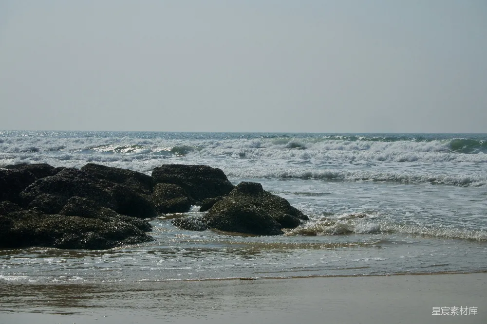 高清摄影 海滩 自然风光 海岸线 宁静 海洋 岩石海岸的海浪