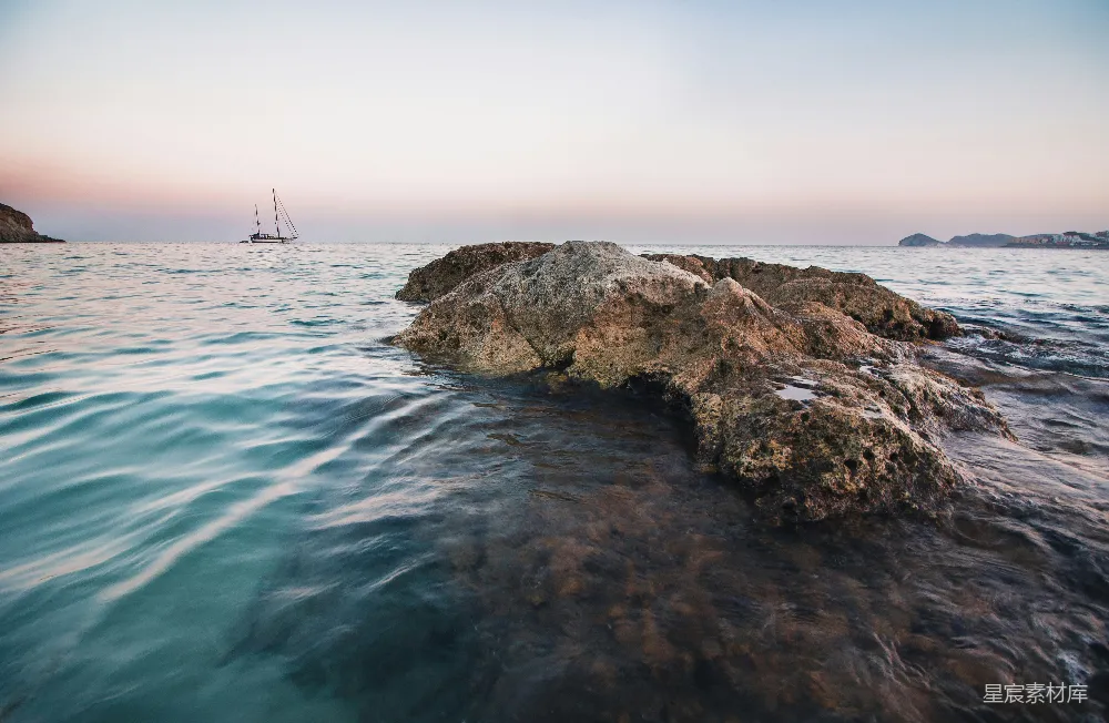 高清摄影 自然风光 海景 日落 宁静 帆船 黄昏海上的岩石与帆船