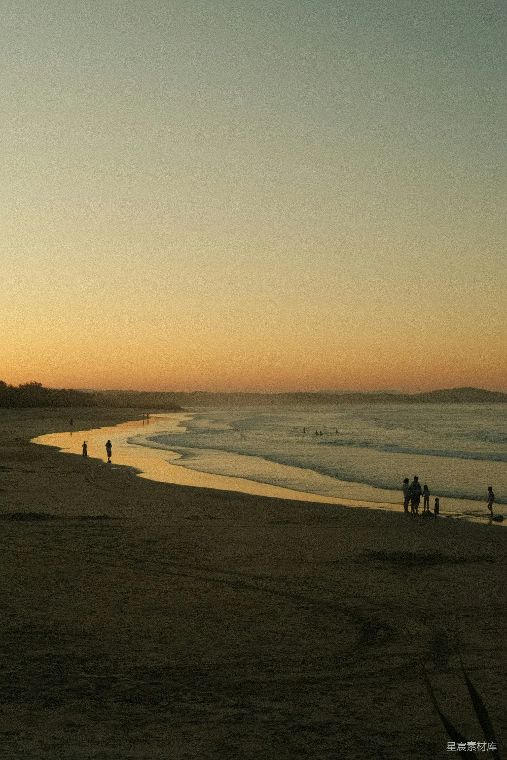 高清摄影 海滩 日落 夕阳 宁静 休闲 黄昏时分的海滩散步