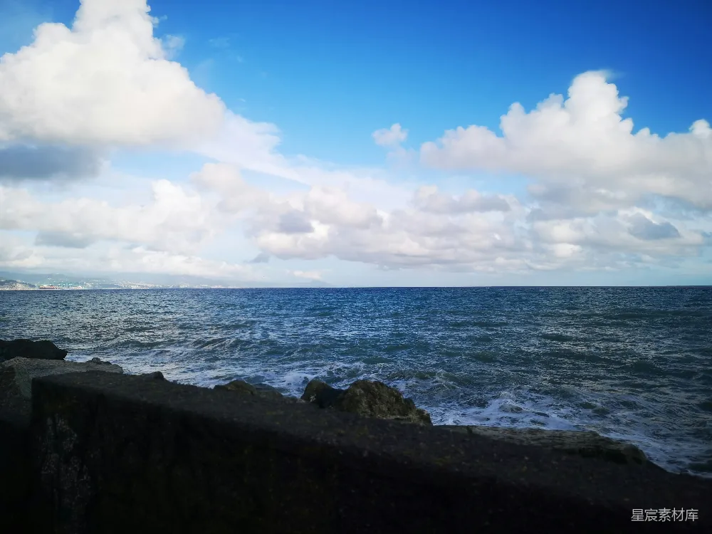 高清摄影 海岸线 宁静 自然风光 海浪 蓝天白云 海岸线上的宁静时光