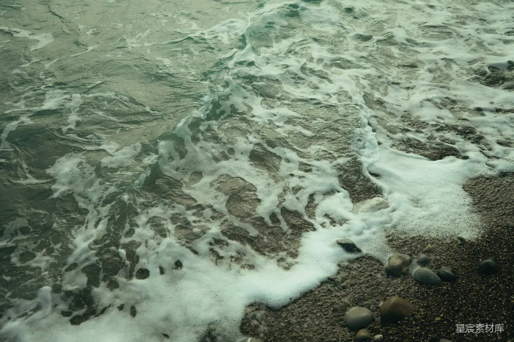 高清摄影 海滩 自然 海洋 沙滩 宁静 海滩上的泡沫与石子