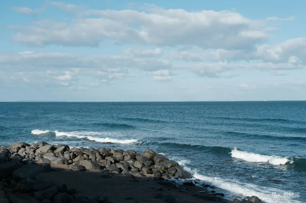 高清摄影 海岸线 岩石 海浪 自然风光 宁静 海岸线上的岩石与波浪