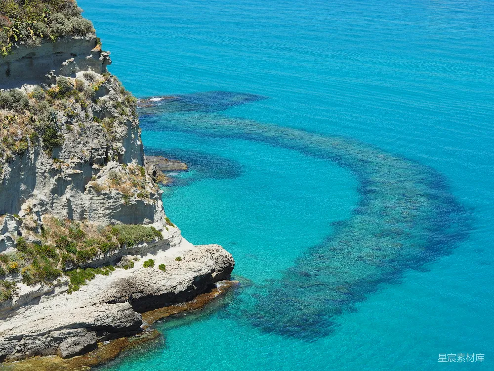 高清摄影 海洋 自然风光 旅游目的地 自然景观 蓝色 清澈的蓝色海水与岩石峭壁