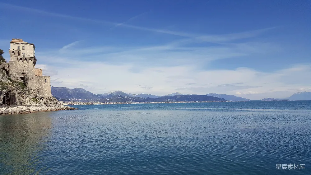高清摄影 海景 古堡 山脉 自然风光 度假 海边的古堡与壮丽山脉