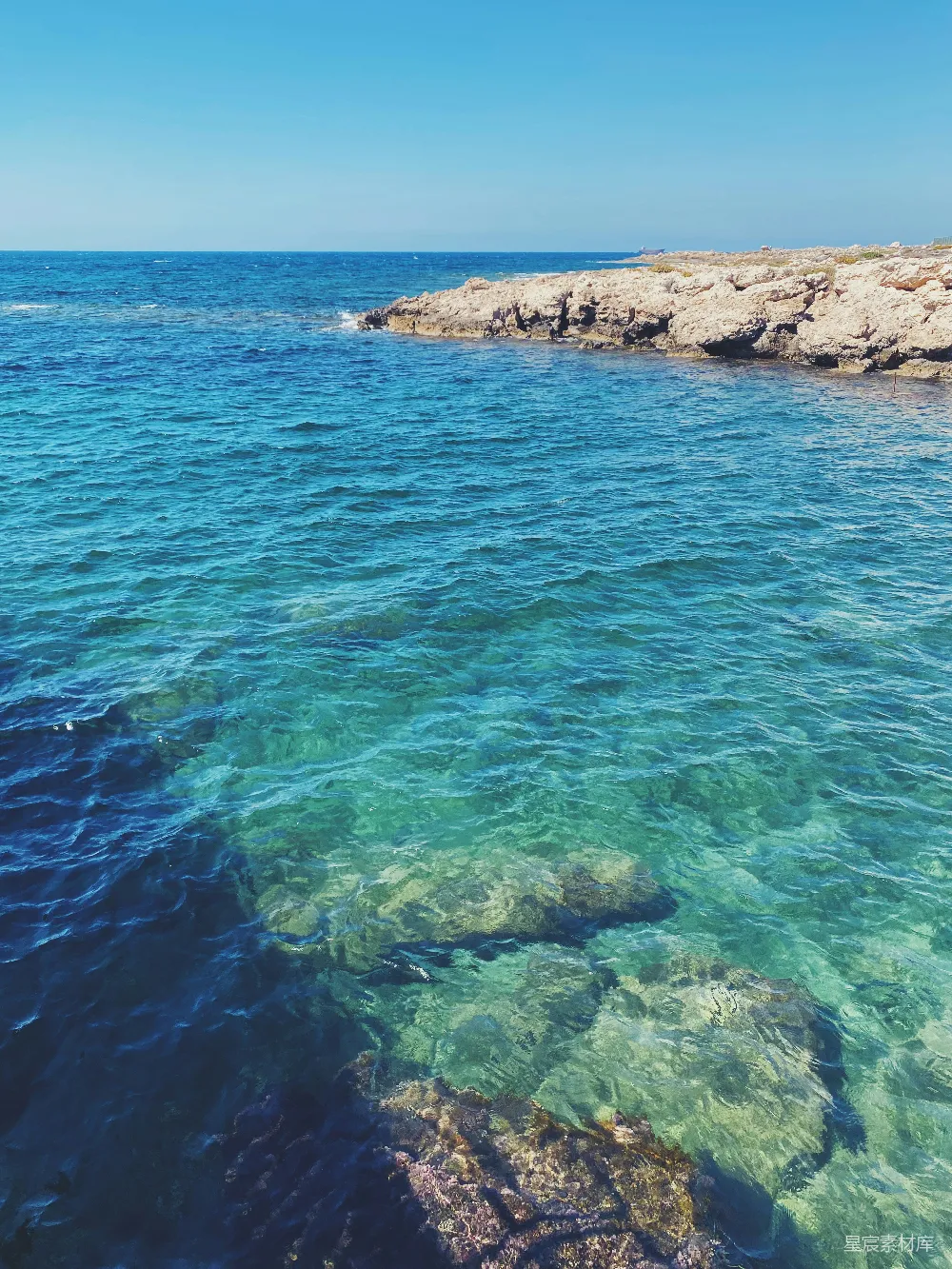 高清摄影 海滩 自然风光 夏日度假 海洋 清澈 清澈的海水与岩石海岸