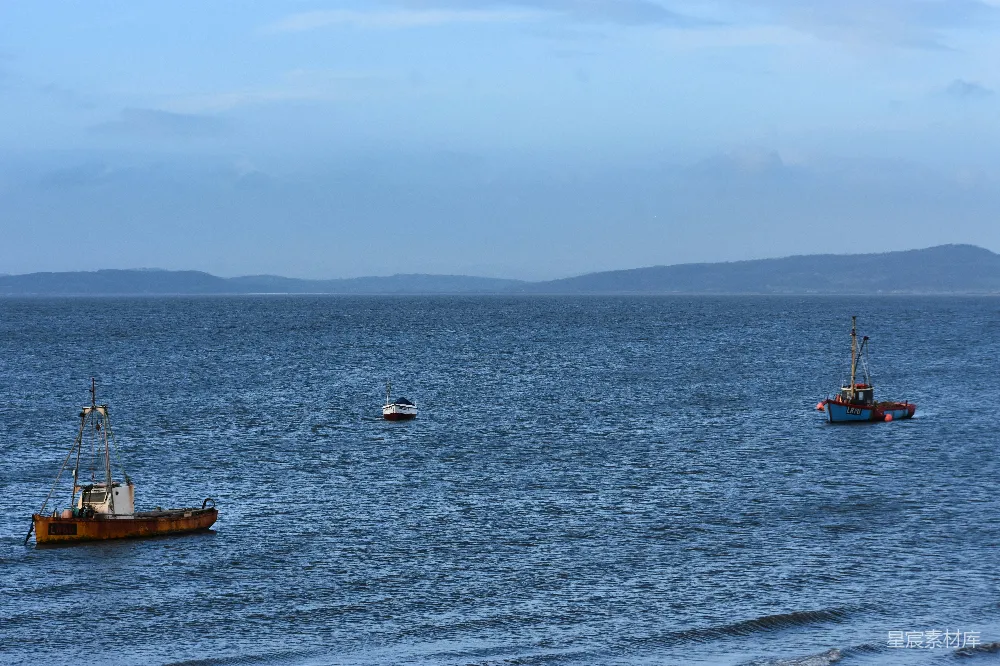 高清摄影 海景 平静 船只 自然 休闲 宁静的海湾与三艘小船