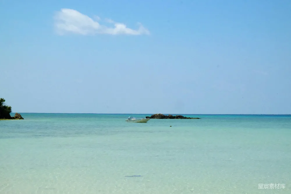 高清摄影 海滩 船只 宁静 自然风光 度假 宁静的海滩与孤独的船只