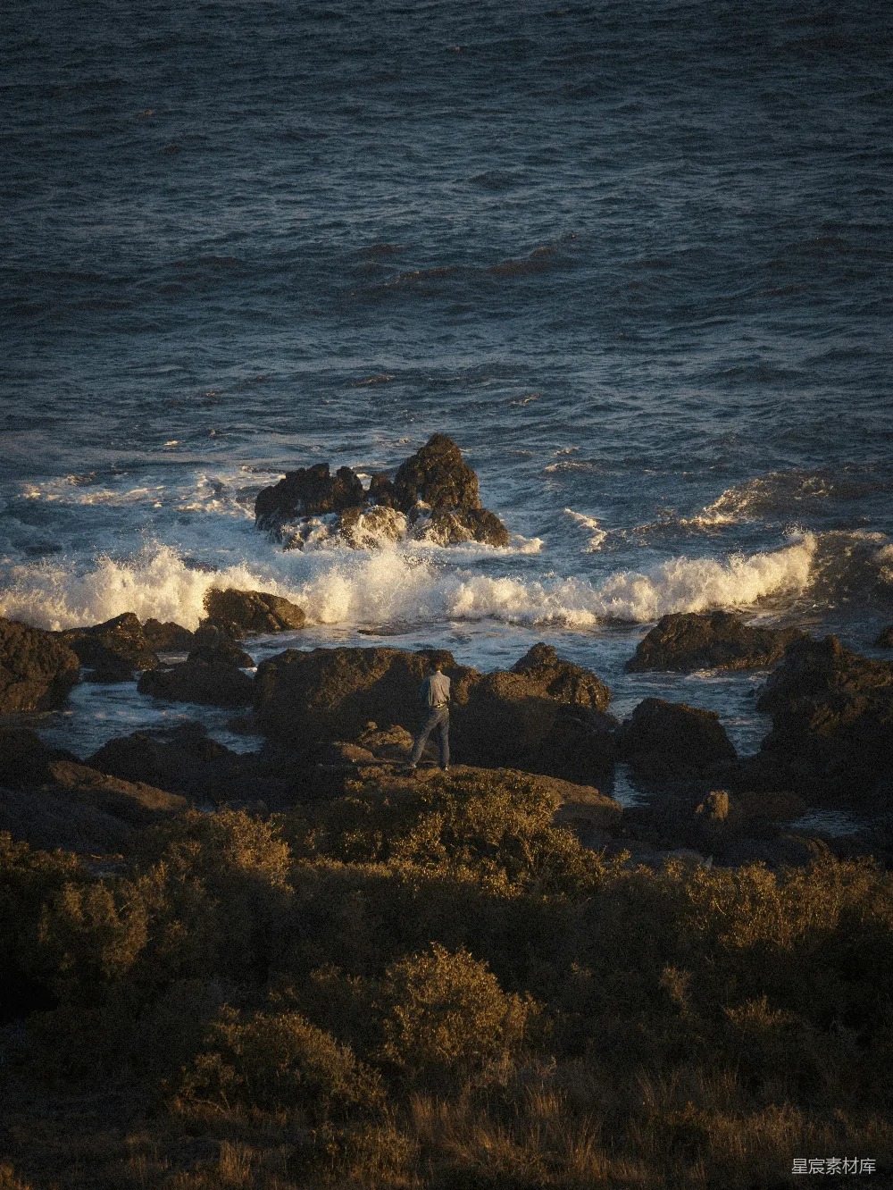 高清摄影 海岸 自然 孤独 日落 人与自然 海岸边的独行者