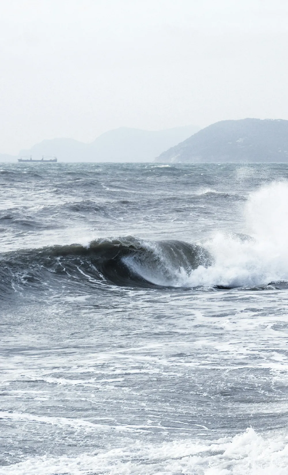 高清摄影 海浪 自然景观 风暴 海岸 山脉 狂风巨浪与远处的货船