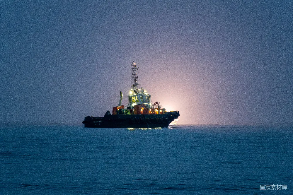 高清摄影 夜景 船只 航拍 静谧 海洋 夜幕下的灯塔船