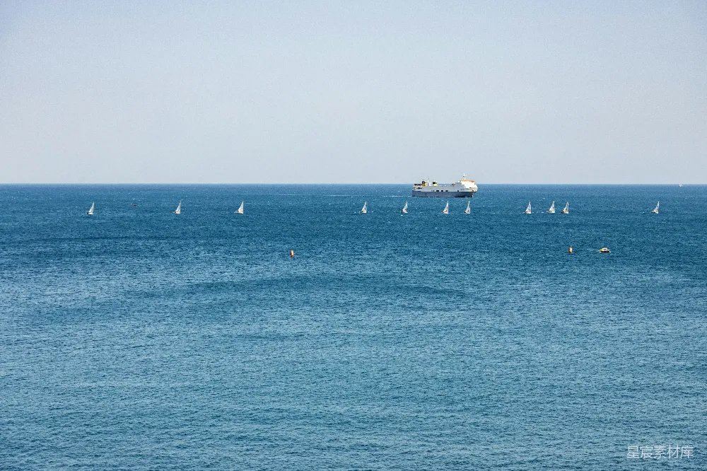 高清摄影 海洋 帆船 轮船 休闲 风景 海上的帆船与轮船