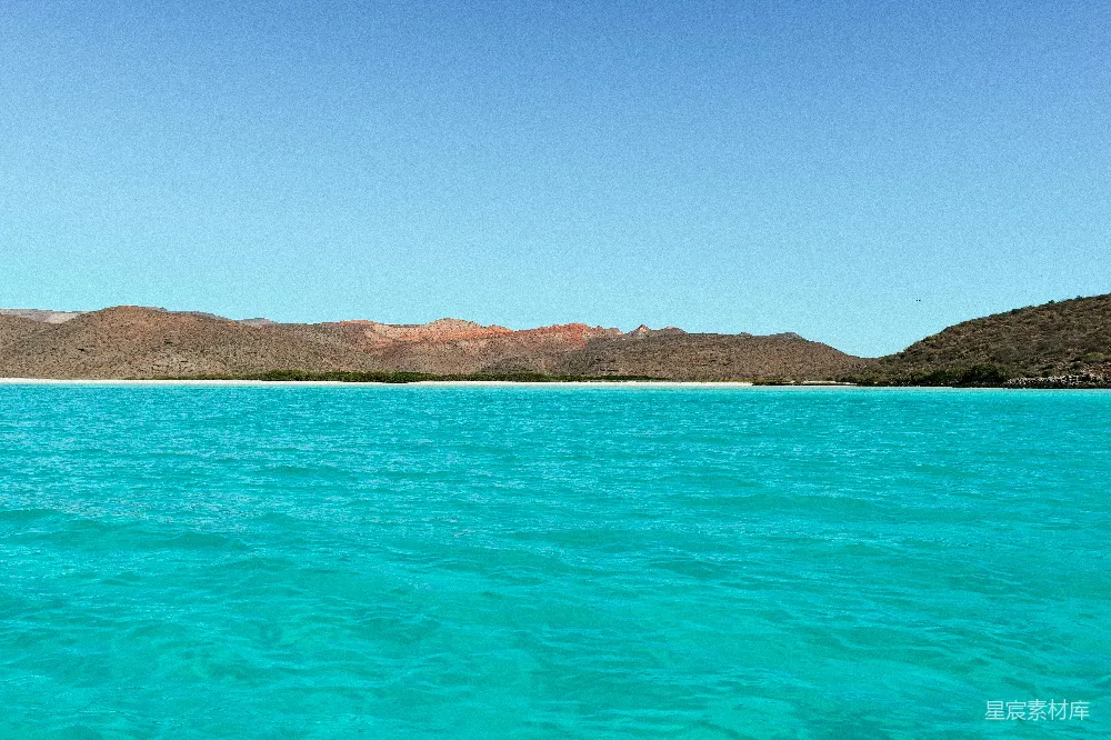 高清摄影 海洋 山脉 宁静 自然 旅行 碧蓝海水与远处山脉的宁静景色