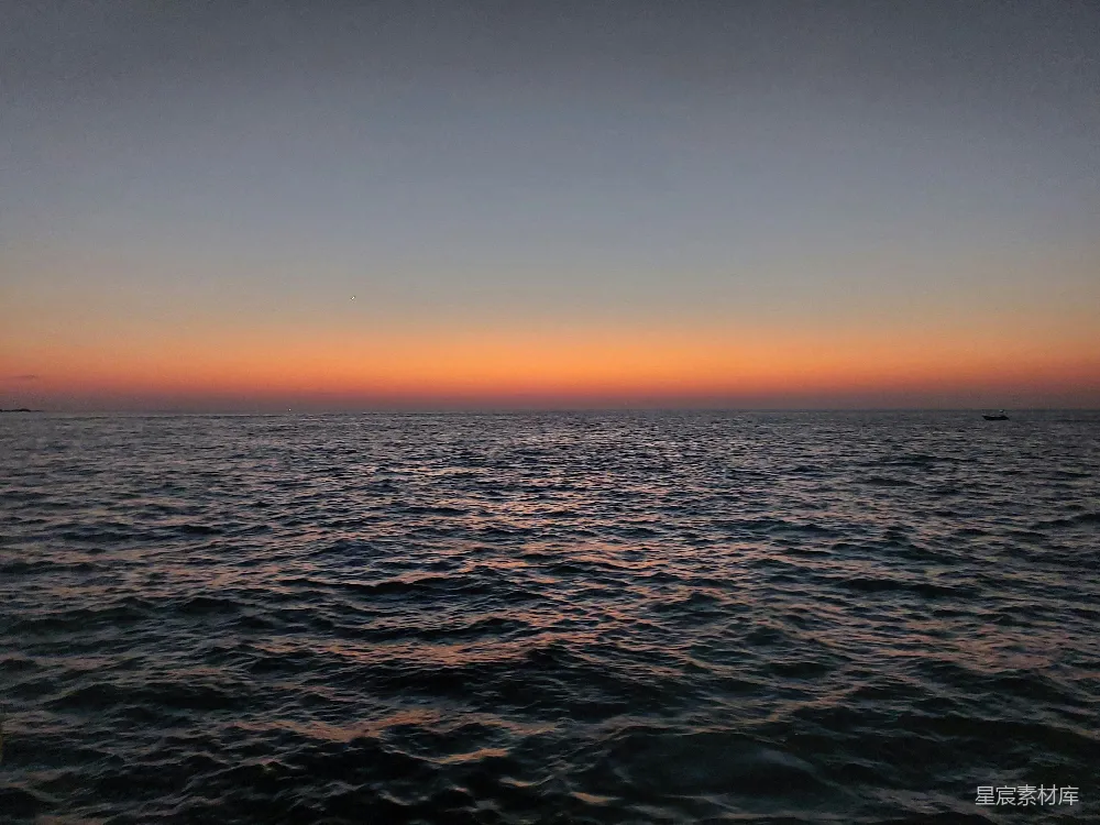 高清摄影 日落 海景 弯月 宁静 自然 日落海景中的弯月